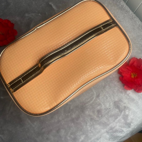 peach makeup bag 🍑 - Picture 3 of 3